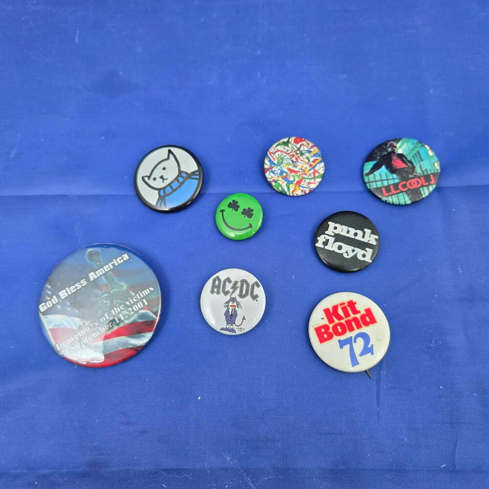 Vintage Pin Button Badge Lot AC/DC Pink Floyd LL Cool J Kit‎ Bond 72